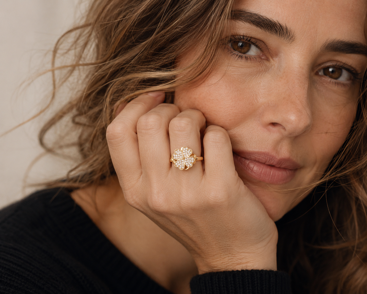 Anillo trébol giratorio